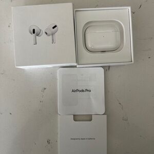 Apple AirPod Pro 1 w/wireless Charging case